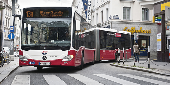 Testfahrt mit einem Gelenkbus der Wiener Linien